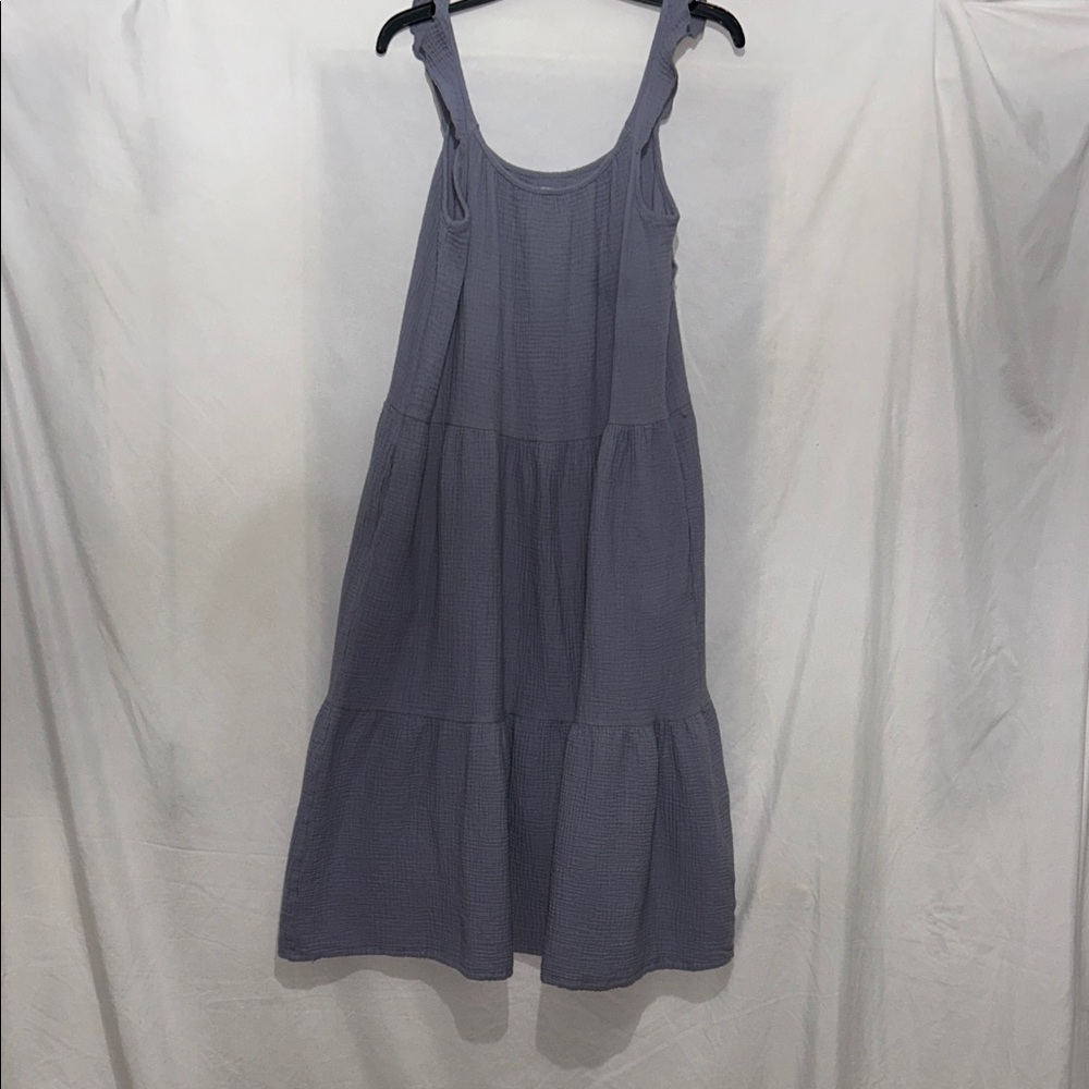 Chic Sleeveless Midi Dress in Soft Gray